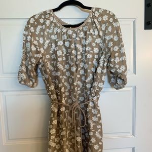 Ann Taylor size 6 beige and white floral dress